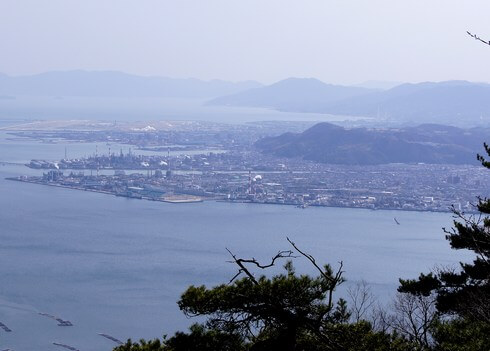 経小屋山から見た、大竹のコンビナート