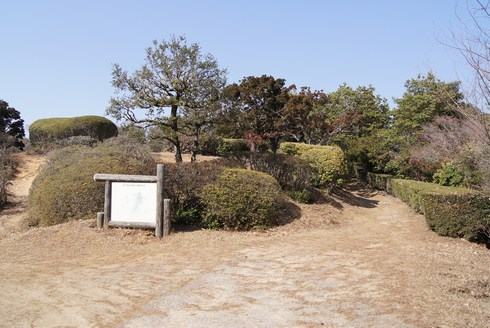 経小屋山の山頂展望台には駐車場あり