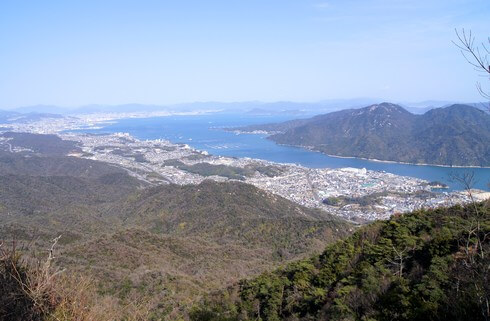 経小屋山の山頂からは一部の景色しか見られない