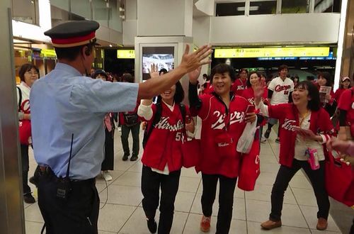 JR広島駅の駅員さんが、カープファンとハイタッチ