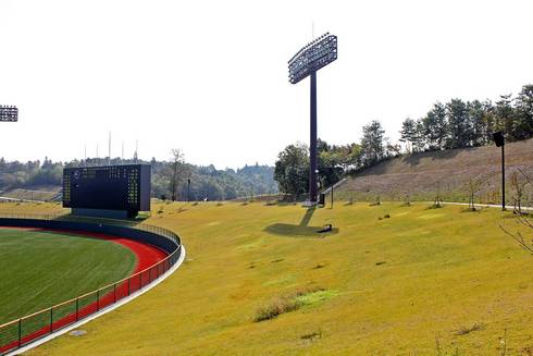 三次きんさいスタジアム　外野席は芝生