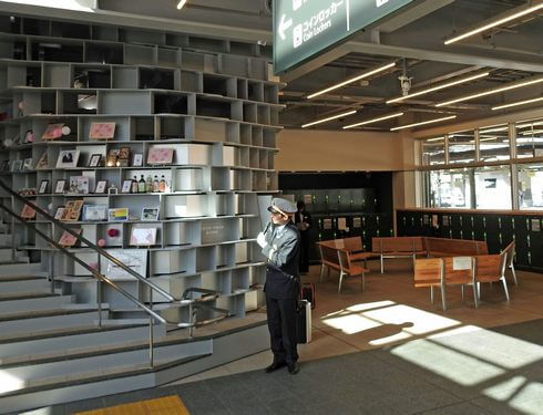 尾道駅、観光案内所の後ろには特産品が飾り付けられた階段が