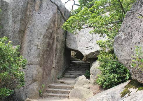 宮島・弥山山頂にある自然にできた奇岩のトンネル