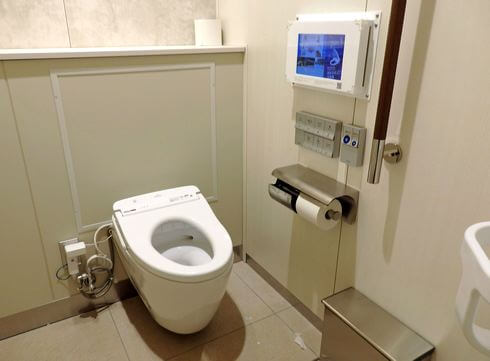 toto宮島おもてなしトイレ 個室内に小型の液晶モニター