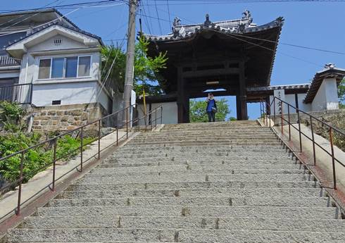 宝土寺　階段と山門