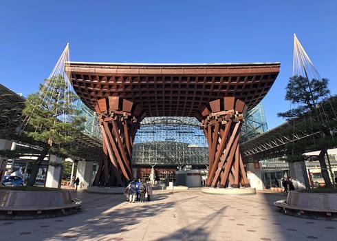 金沢駅、有名な鼓門やもてなしドーム