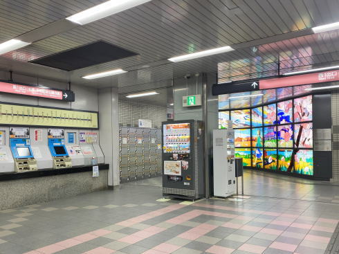 アストラムライン本通駅に大型ステンドグラス 画像3