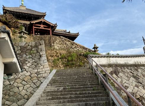 西方寺・普明閣の城郭を思わせる石垣