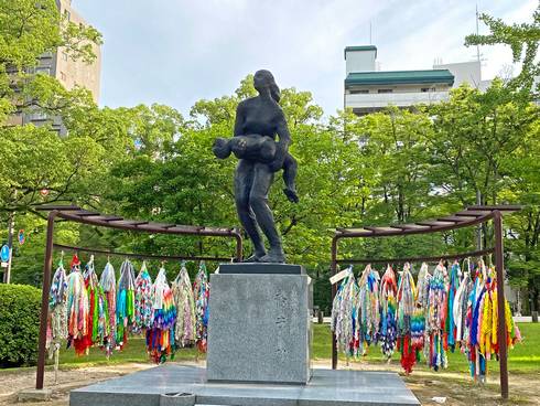 広島平和記念公園　原爆犠牲国民学校教師と子どもの碑