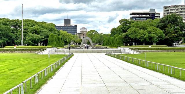 広島平和記念公園　原爆死没者慰霊碑