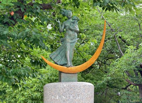 広島平和記念公園　平和祈念像