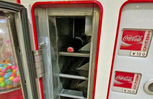 シュポッ 広島にコカコーラの復刻自販機 瓶入りコーラやジンジャエール