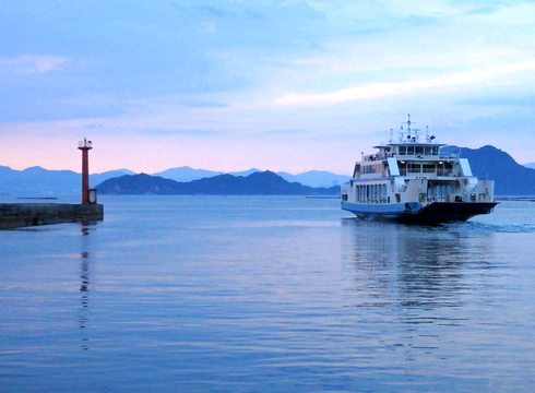 三高港 夕暮れとフェリー