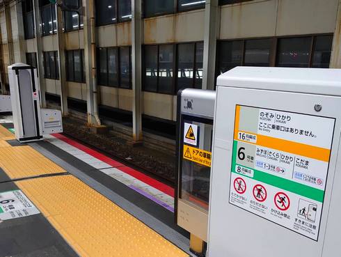広島駅、新幹線ホームに可動式のホームドア（ホーム柵）設置