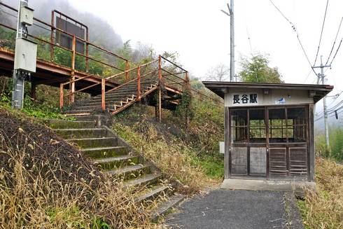 長谷駅　駅舎と上段にプラットホーム