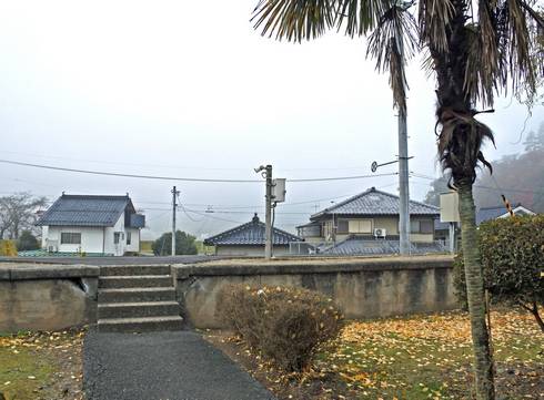 尾関山駅　駅舎からプラットフォームへ