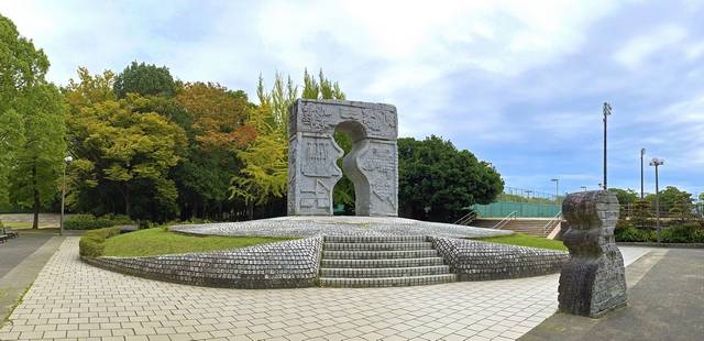 西部埋立第五公園　中央のモニュメント02