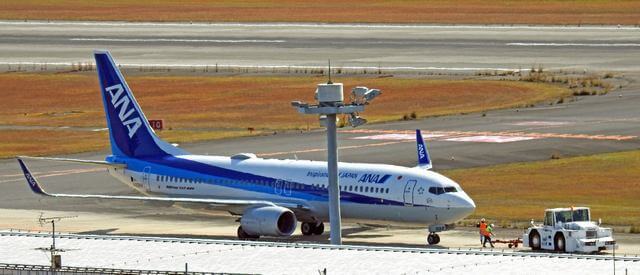 広島空港で滑走路に向かうANAの飛行機、中央森林公園展望所から