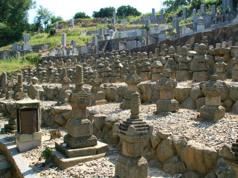 因島水軍城からすぐの場所にある金蓮寺に村上氏の墓