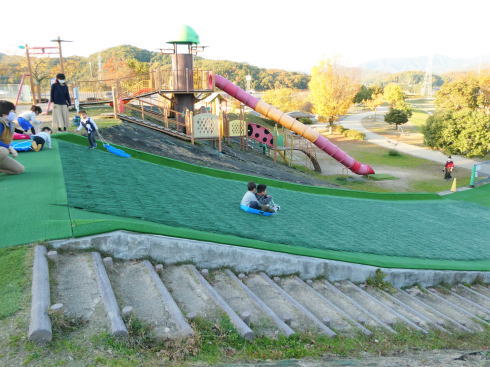 やまみ三原運動公園 芝滑り台2