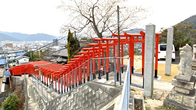 大島神社の連立鳥居と三原市の風景