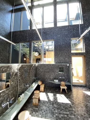 尾道市瀬戸田に、銭湯 ユブネ（yubune）明るい浴室と中庭