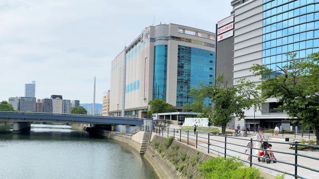 広島駅前 川の駅にHIROSHIMAロゴオブジェ 写真5