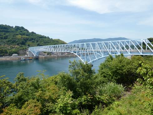 仏ヶ崎展望台　展望台の真横に蒲刈大橋が