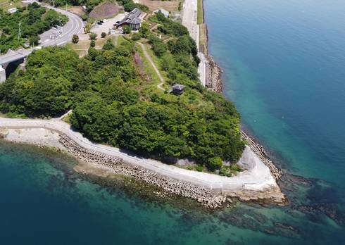 仏ヶ崎展望台　であいの館から道が続く（俯瞰）