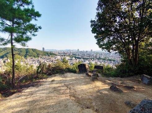 広島市東区「見立山」山頂の様子