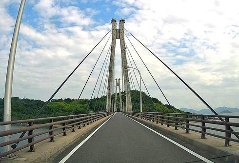 大芝大橋（東広島市・大芝島）道路は中央線なく狭い