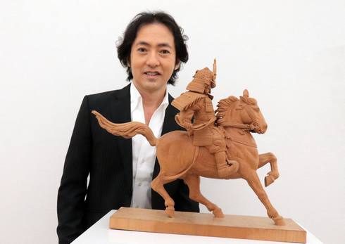 二科展に入選した、秋川雅史さん制作の木彫楠公像（楠木正成像）