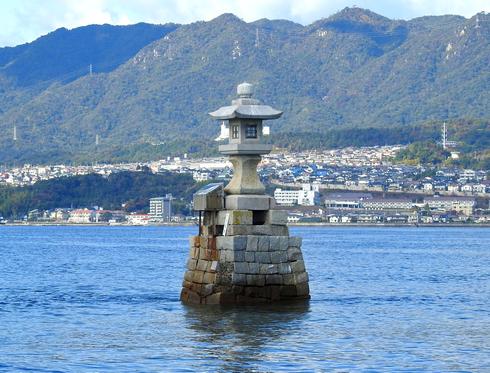 宮島の最北端！海の中に立つ石灯篭「聖崎灯台」と蓬莱岩は、神秘的なスポット