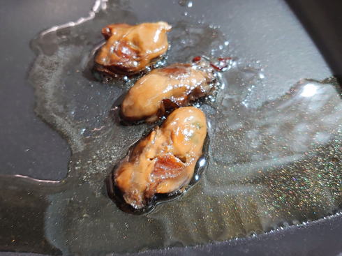 牡蠣と広島菜の贅沢パスタソース には牡蠣のオイル漬けが入っている