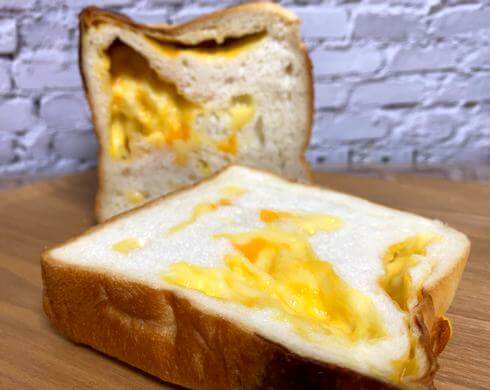 ミトロン広島のチーズ食パン、溢れるチェダーチーズ