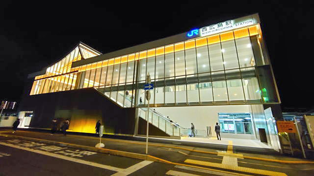 生まれ変わったJR西広島駅、光差し込む自由通路と新駅舎が完成