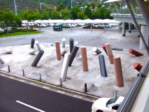広島空港のモニュメント、地面に突き刺さった石柱これ何じゃ？