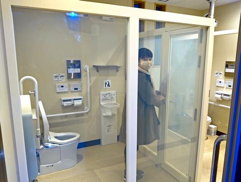 スケスケ透明トイレ、施錠で曇りガラスに！府中八幡神社にちょっとスリルな仕掛けトイレ