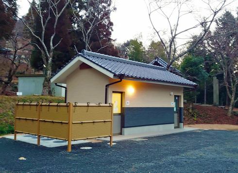 広島の神社に透明トイレ、外観