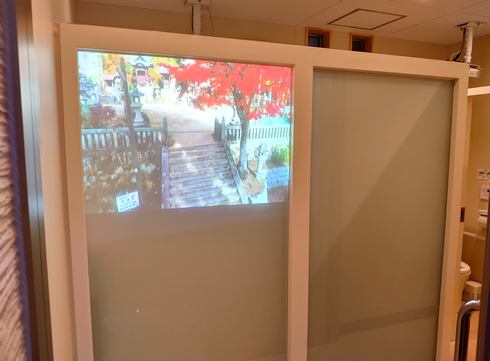 広島の神社に透明トイレ、観光映像が投影される