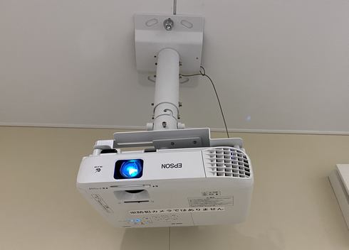 広島の神社に透明トイレ、中には映像の投影機