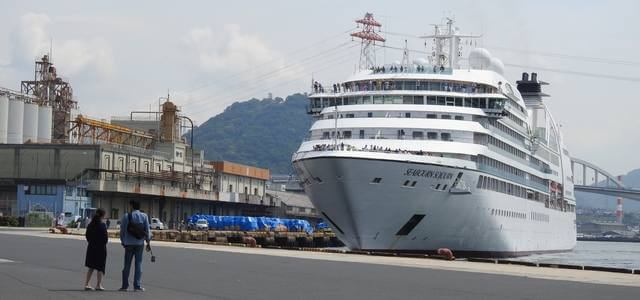 広島港宇品外貿埠頭1号岸壁に寄港するクルーズ船