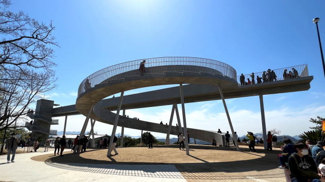千光寺公園 新展望台、緩やかな螺旋階段がアート！開放感たっぷりの眺めも