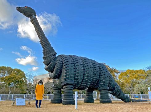 尾道に恐竜公園！横浜ゴム工場敷地内に巨大タイヤで作った恐竜が何体もいる、凄すぎる風景