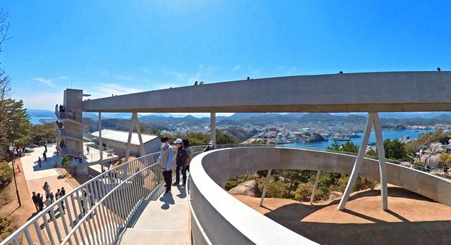 千光寺公園 新展望台、緩やかな螺旋階段からも景色が広がる