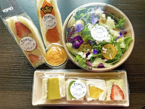 プラスミドリ +midori フルーツサンドとサラダ