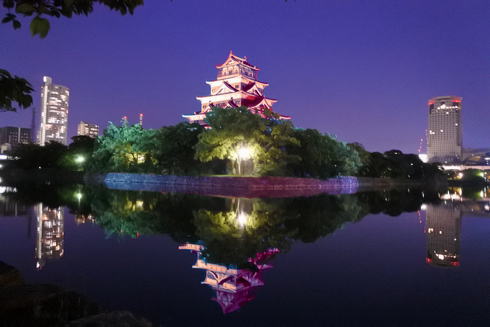 広島城が赤色ライトで染まる5月、赤十字2022レッドライトアッププロジェクト