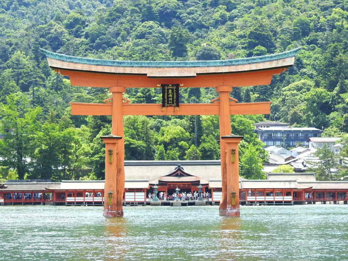 厳島神社の大鳥居 修理工事、足場撤去でその姿2023年に見られるか