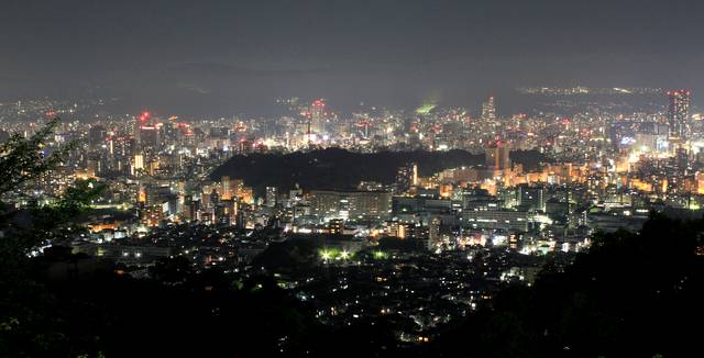 広島の夜景スポット、黄金山からの夜景 比治山方面
