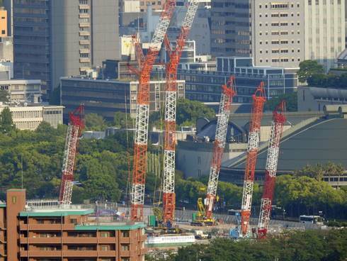 広島の街なかで進む、サッカースタジアム建設工事の風景